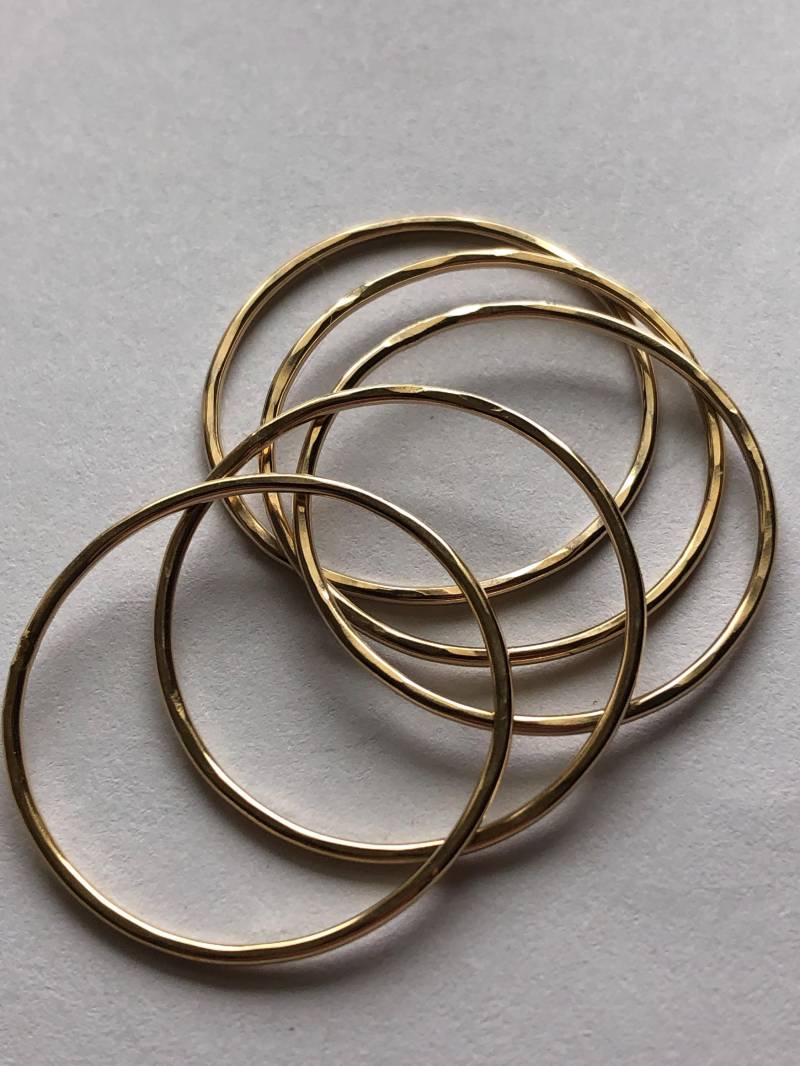 Shop Sale.. 10 Ringe, Gold Stacking Stack Knuckle Ring Midi Ring, 14K Filled, Minimal Gehämmert Sr1 von FabulousRocks