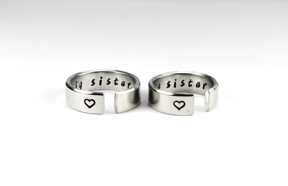 Große Schwester Kleine Ring Set, Verstellbarer Aluminium Schwestern Ring, Personalisiert Handgestempelt Liebe Und Freundschaftsschmuck Große Schwester Kleine Ring Set, Verstellbarer Aluminium Schwestern Ring, Personalisiert Handgestempelt Liebe Und Freundschaftsschmuck von FabulousStamping