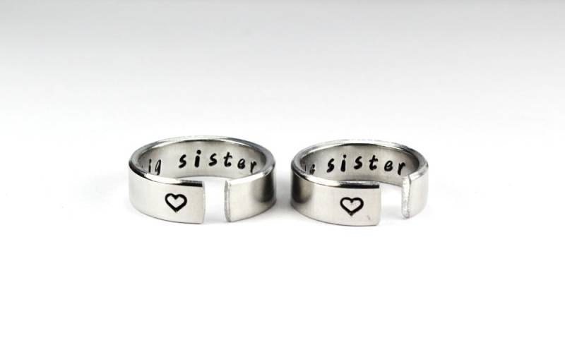 Große Schwester Kleine Ring Set, Verstellbarer Aluminium Schwestern Ring, Personalisiert Handgestempelt Liebe Und Freundschaftsschmuck Große Schwester Kleine Ring Set, Verstellbarer Aluminium Schwestern Ring, Personalisiert Handgestempelt Liebe Und Freundschaftsschmuck von FabulousStamping