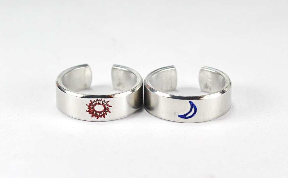 Rote Sonne Und Blau Erdring Set, Einfache Paare Ringe, Freundschaft Geschenkringe, Benutzerdefinierte Hand Gestempelt Aluminium Ring S-6-1 Rote Sonne Und Blau Erdring Set, Einfache Paare Ringe, Freundschaft Geschenkringe, Benutzerdefinierte Hand Gestempelt Aluminium Ring S-6-1 von FabulousStamping
