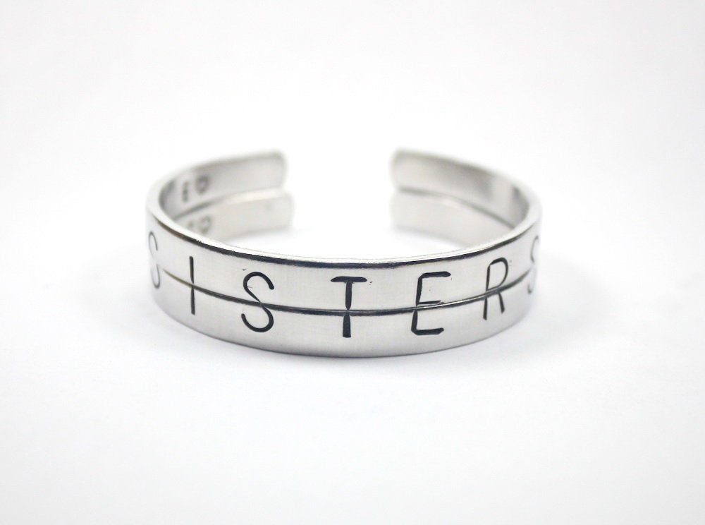 Schwestern Manschette Armband Set, Split Halb Wort Bangles, Custom Made Personalisierte Schwester Geschenk, Und Beste Freunde Schwestern Manschette Armband Set, Split Halb Wort Bangles, Custom Made Personalisierte Schwester Geschenk, Und Beste Freunde von FabulousStamping