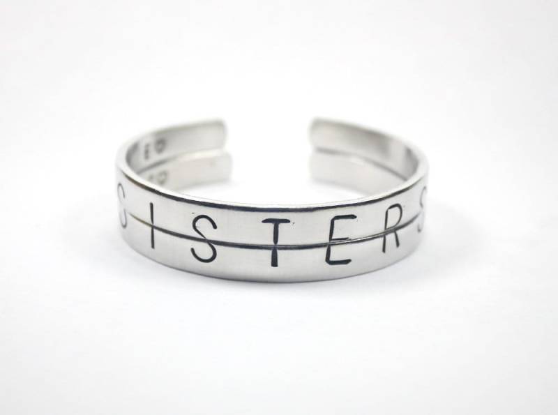 Schwestern Manschette Armband Set, Split Halb Wort Bangles, Custom Made Personalisierte Schwester Geschenk, Und Beste Freunde Schwestern Manschette Armband Set, Split Halb Wort Bangles, Custom Made Personalisierte Schwester Geschenk, Und Beste Freunde von FabulousStamping
