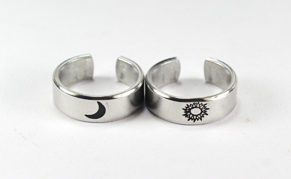 Sonne Und Mond Ring Set, Einfache Paare Ringe, Freundschaft Geschenkringe, Benutzerdefinierte Personalisierte Hand Gestempelt Aluminium M6-1 Sonne Und Mond Ring Set, Einfache Paare Ringe, Freundschaft Geschenkringe, Benutzerdefinierte Personalisierte Hand Gestempelt Aluminium M6-1 von FabulousStamping