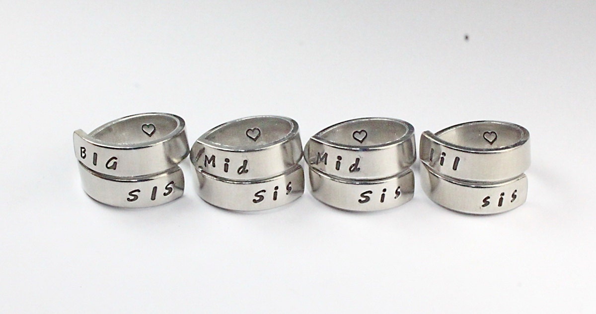 Vier Schwestern Ring Set, Big Sis Mitte Lil Wrap Ringe, Hand Schwester Geschenk Ring, Liebe Gestempelt Und Freundschaft Schmuck, Aluminium Spirale Vier Schwestern Ring Set, Big Sis Mitte Lil Wrap Ringe, Hand Schwester Geschenk Ring, Liebe Gestempelt Und Freundschaft Schmuck, Aluminium Spirale von FabulousStamping