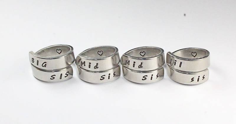 Vier Schwestern Ring Set, Big Sis Mitte Lil Wrap Ringe, Hand Schwester Geschenk Ring, Liebe Gestempelt Und Freundschaft Schmuck, Aluminium Spirale Vier Schwestern Ring Set, Big Sis Mitte Lil Wrap Ringe, Hand Schwester Geschenk Ring, Liebe Gestempelt Und Freundschaft Schmuck, Aluminium Spirale von FabulousStamping