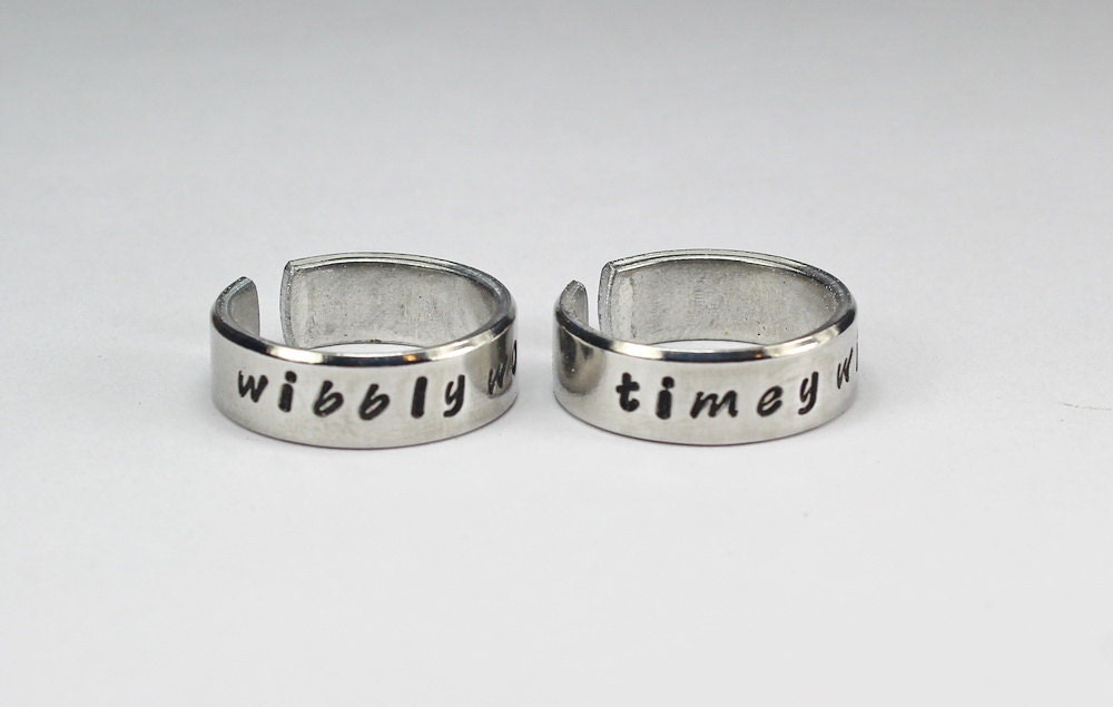 Wibbly Wabbly Timey Wimey Ring Set, Doctor Who Inspirierte Ringe, Dr Fans Ring, Zehnter Doktor, Whovian Paar Einstellbarer Aluminiumring Wibbly Wabbly Timey Wimey Ring Set, Doctor Who Inspirierte Ringe, Dr Fans Ring, Zehnter Doktor, Whovian Paar Einstellbarer Aluminiumring von FabulousStamping