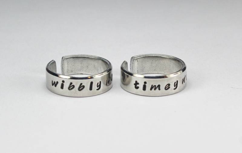 Wibbly Wabbly Timey Wimey Ring Set, Doctor Who Inspirierte Ringe, Dr Fans Ring, Zehnter Doktor, Whovian Paar Einstellbarer Aluminiumring Wibbly Wabbly Timey Wimey Ring Set, Doctor Who Inspirierte Ringe, Dr Fans Ring, Zehnter Doktor, Whovian Paar Einstellbarer Aluminiumring von FabulousStamping
