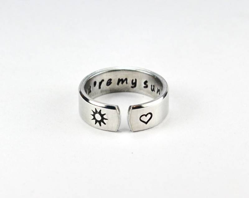 You Are My Sunshine Ring, Personalisierter Verstellbarer Handgestempelter Aluminiumring, Zwei Seiten Gestempelte Affirmationsringe You Are My Sunshine Ring, Personalisierter Verstellbarer Handgestempelter Aluminiumring, Zwei Seiten Gestempelte Affirmationsringe von FabulousStamping