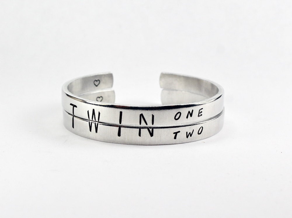 Zwilling Eins Zwei Armband Set, Zwillinge Armbänder, Split Halb Wort Manschette Armreif Zwillings Schwestern Geschenk, Schmuck Zwilling Eins Zwei Armband Set, Zwillinge Armbänder, Split Halb Wort Manschette Armreif Zwillings Schwestern Geschenk, Schmuck von FabulousStamping
