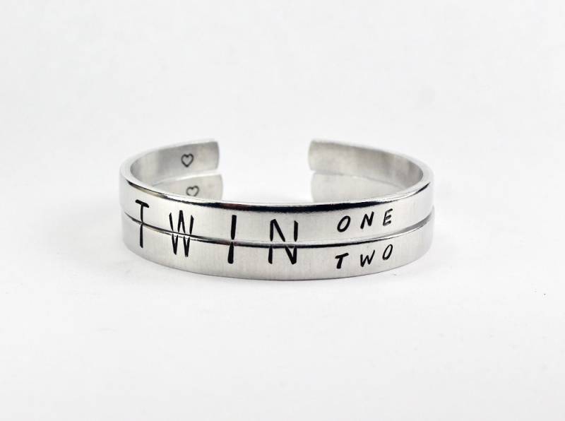 Zwilling Eins Zwei Armband Set, Zwillinge Armbänder, Split Halb Wort Manschette Armreif Zwillings Schwestern Geschenk, Schmuck Zwilling Eins Zwei Armband Set, Zwillinge Armbänder, Split Halb Wort Manschette Armreif Zwillings Schwestern Geschenk, Schmuck von FabulousStamping