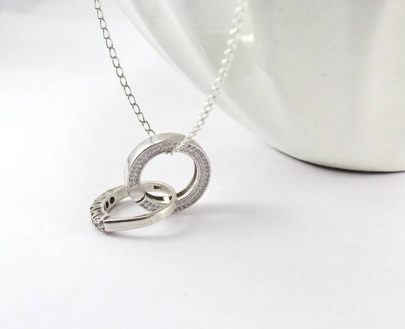 Eternity Ring Halter Halskette, Infinity Love Ehering Und Verlobungsring Braut Geschenk, Micro Pave Crystals Circle Y092 von FabulousWire