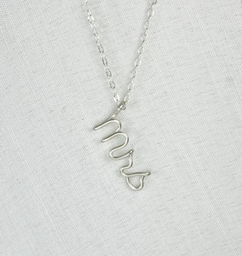 Frau Halskette, Personalisierte Sterling Silber Draht Skript Wort Braut Halskette Hochzeitsschmuck, Zu Sein Geschenk, Wickeln von FabulousWire