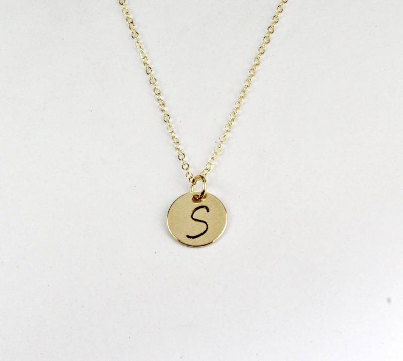 Gold Monogramm Initial Halskette, Personalisierte Gestempelte 1/2 Zoll Gefüllt Runde Scheibe, Schmuck von FabulousWire
