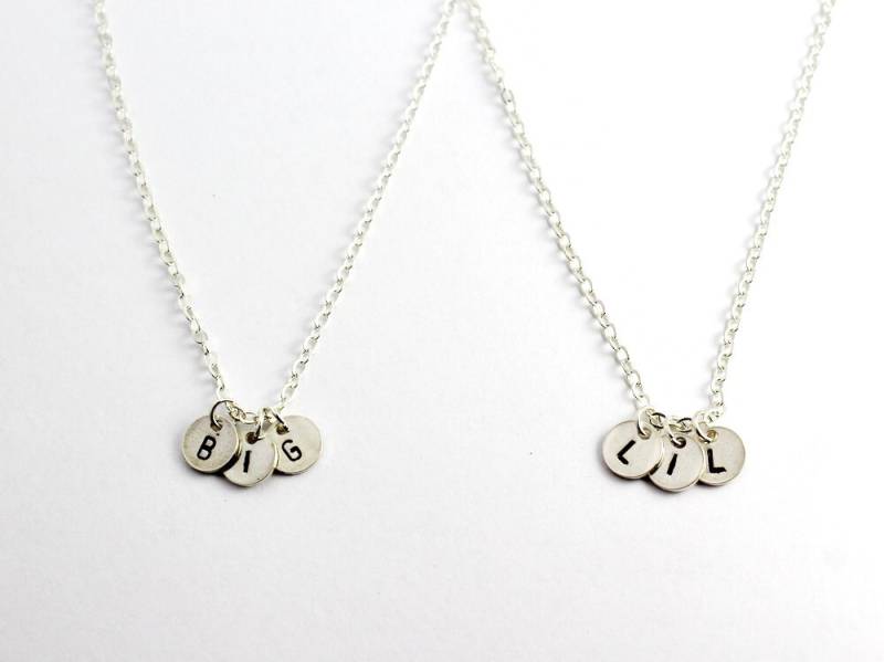 Große Lil Gestempelt Sterling Disc Halskette Set, Schwestern Charm Passende Halsketten, Geschenk, Sorority Schmuck, Große Schwester Kleine von FabulousWire