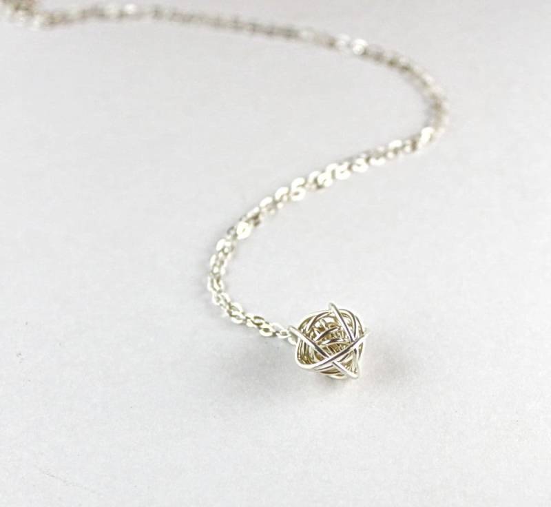 Liebe Knoten Draht Ball Halskette, Sterling Silber Nestball Moderne Einfache Schmuck, Brautjungfer Halskette von FabulousWire