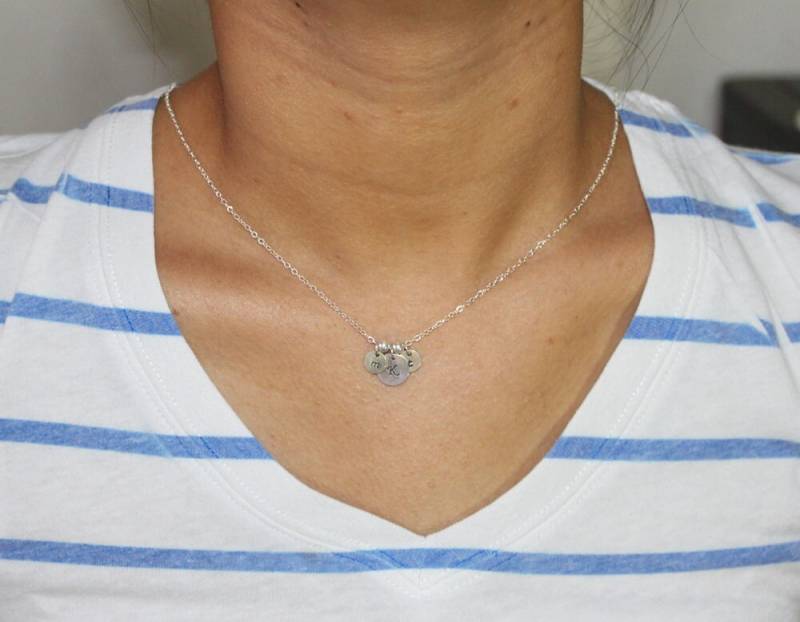 Monogramm Initialen Halskette, Vorname, Nachname, Des Zweiten Vornamens, Gestempelte Silberscheibe Personalisiertes Geschenk Y074 von FabulousWire