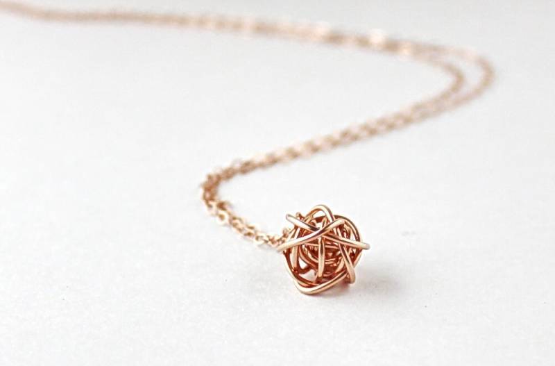 Rose Gold Draht Kugel Halskette, Love Knot Goldkette, Liebe Knoten Brautjungfer Jubiläum Und Geburtstagsgeschenk von FabulousWire