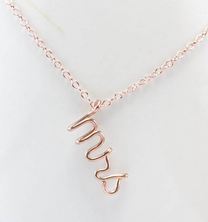 Rose Gold Mrs Halskette, Personalisierte Braut Hochzeitsschmuck, Frau Und Geschenk, Dusche Halskette von FabulousWire