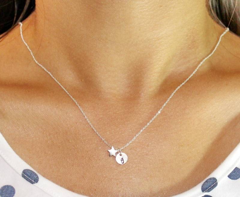 Sterling Silber Stern Mit Ersten Disc Halskette, Personalisierte Hand Gestempelt Erste Sterne Schmuck, Schwester Mutter Halskette Y06774 von FabulousWire