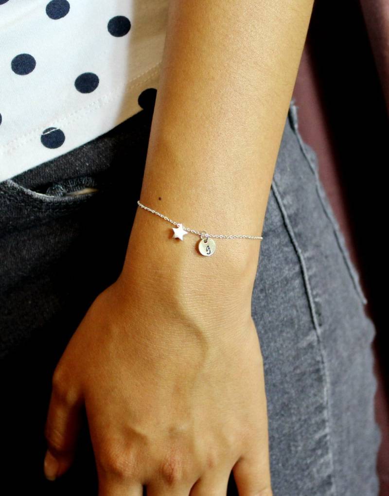 Sterne Erste Armband Sterling Silber Stern Mit Gestempelten Disc Armband, Personalisierte Schmuck, Schwester Mutter Bridalmaids Geschenk Y06774 von FabulousWire