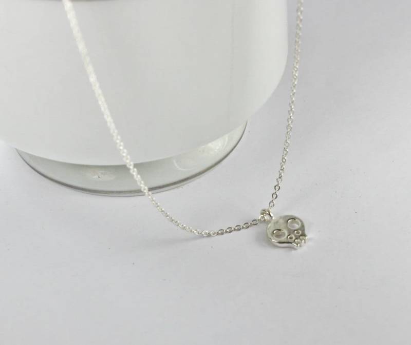 sterling Silber Baby Skull Halskette, Kleine Anhänger Mini Charm Halskette Y065 von FabulousWire