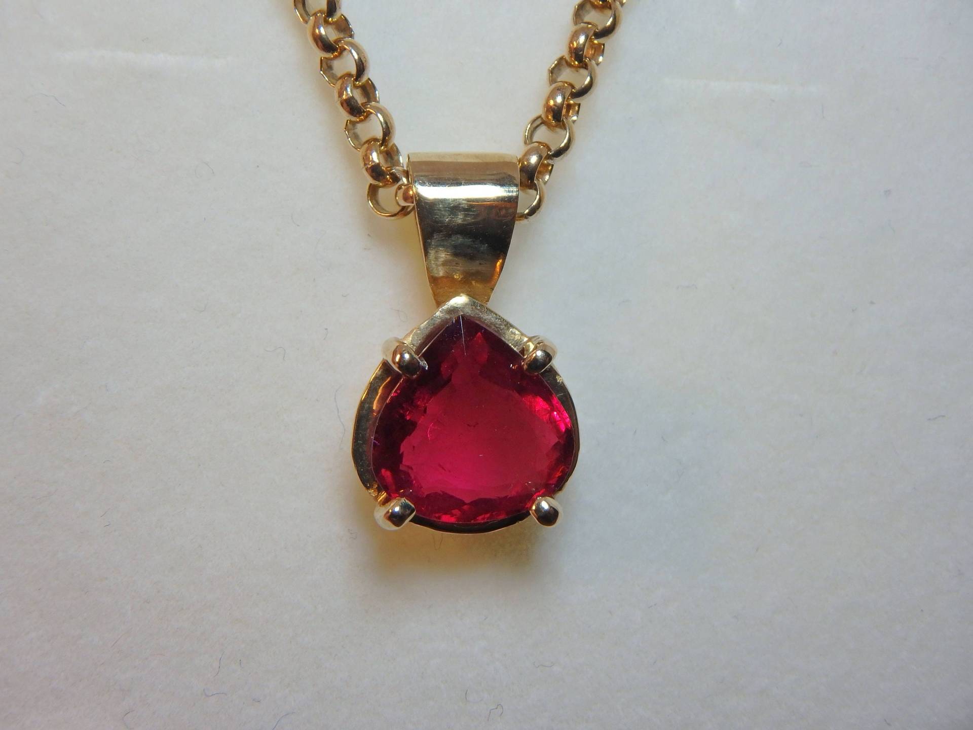 Roter Rubellit Turmalin Herz Anhänger in 9T Gelbgold Und 20" Kette von FacetCutterDesigns