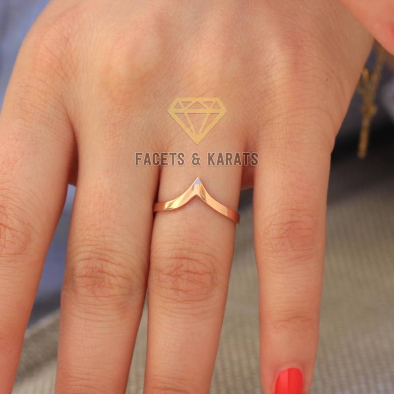 14K Solid Rose Gold V Förmiger Ehering, Gebogener Hochzeitsband, Chevron Ring, Hochzeitsband Jubiläumsring Stapelbar Stapelringe von FacetsandKarats