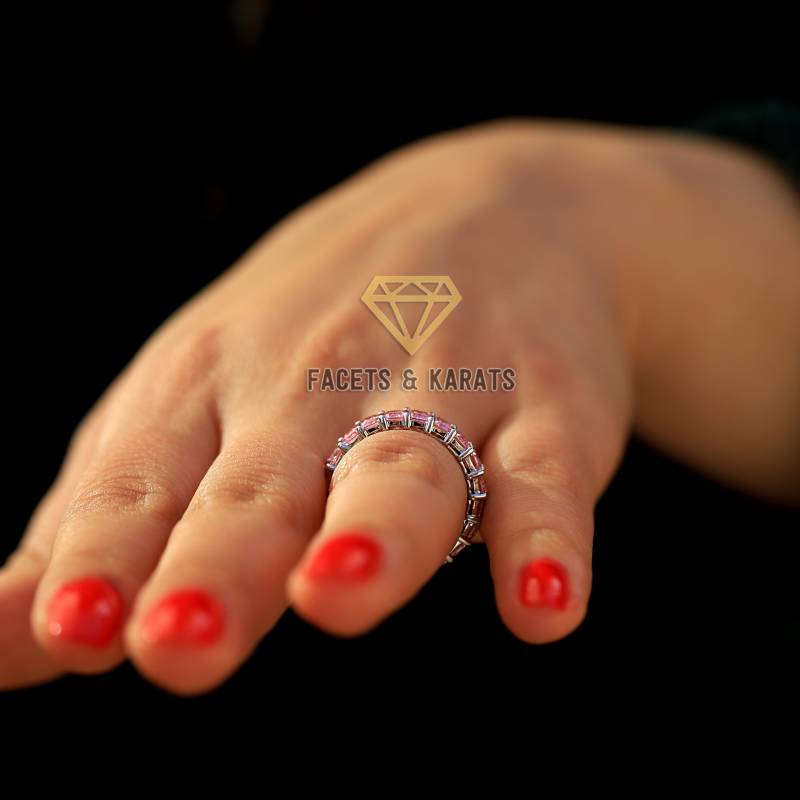14K Weißgold Eternity Band Emerald Cut Fancy Vivid Pink Simulierte Diamanten Jubiläum Ringe Geschenk Für Sie Von Facets & Karats von FacetsandKarats