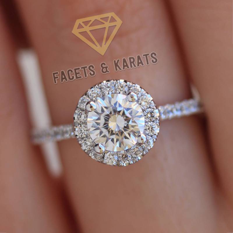 18K Solid Weißgold Simulierter Diamant Verlobungsring 1.5 Karat Rundschliff Halo Ehering, Damen Brautring Von Facetten Und Karats von FacetsandKarats