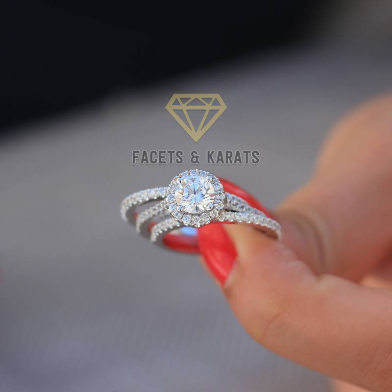 18K Weißgold Rundschnitt Verlobungsring Braut Set 3 Karat Runde Halo Diamant Ehering & Eheringe Mit Simulierten Diamanten von FacetsandKarats