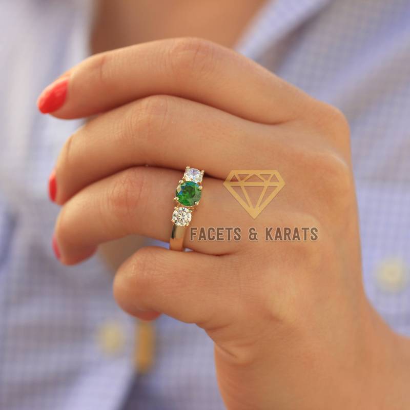 2 Karat Edelstein Verlobungsring Alternativer Ehering Grüner Smaragd Ring 14K Schweres Gelbgold & Diamant 3 Stein von FacetsandKarats