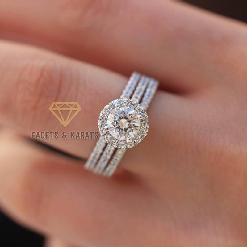 2.50 Cttw Rundschliff Halo Verlobungsring Set Aus 14 Karat Weißgold Mit Doppelten Passenden Eheringen Ehering Sets Von Facetten Und von FacetsandKarats