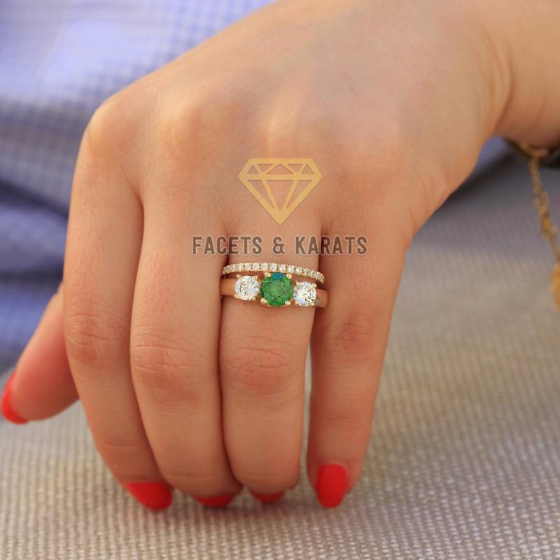 Grüner Smaragd Drei Stein Jubiläumsring Mit Halber Eternity Band Braut Set 14K Solid Gelbgold in Rosegold & Weißgold Erhältlich von FacetsandKarats