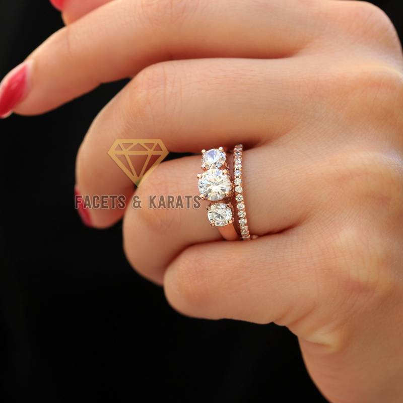 Rose Gold Drei Stein Verlobungsring Ehering Set Passende Hälfte Eternity Band 14K Gold, Weiß Oder Gelbgold Facetten Und Karat Massiv von FacetsandKarats