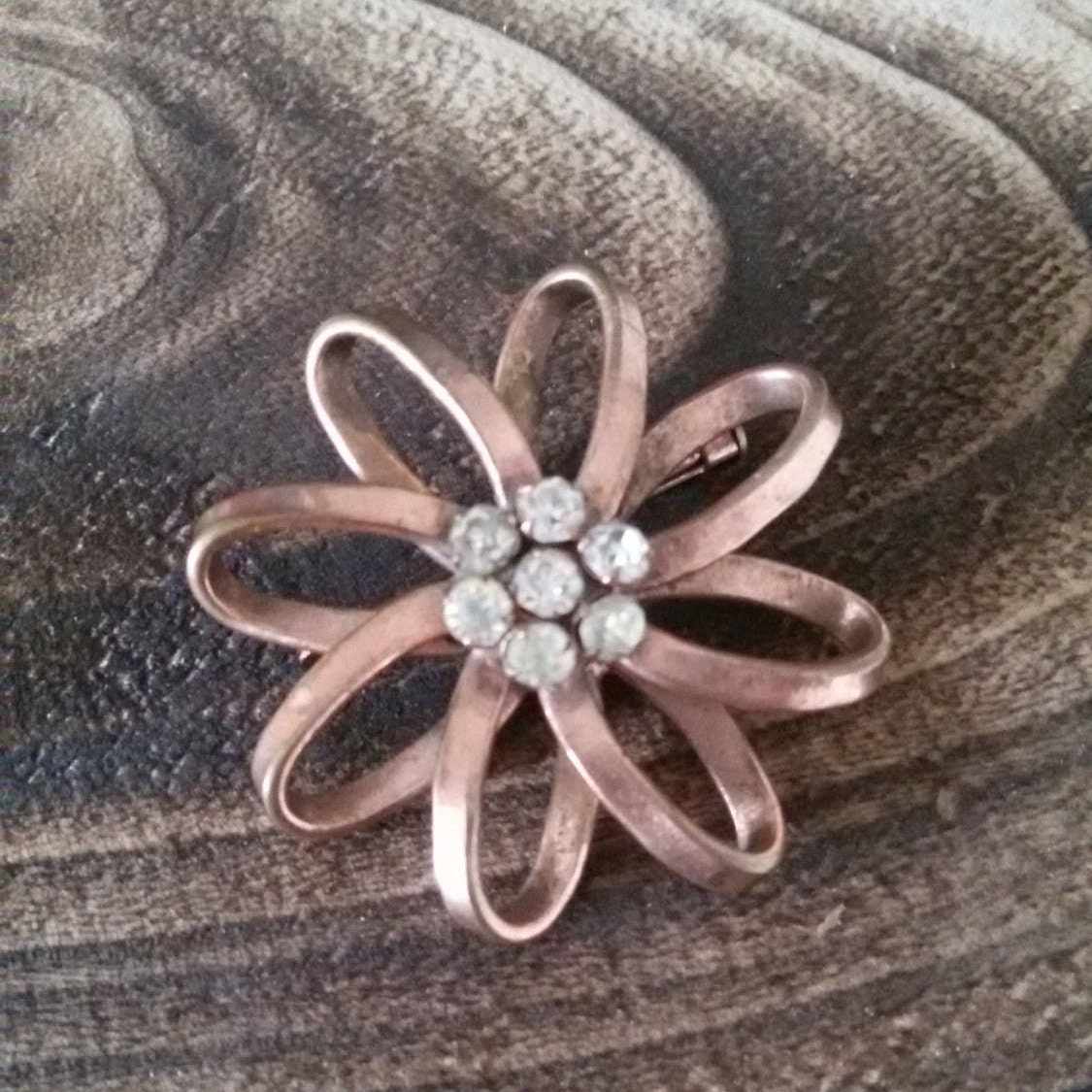 Vintage Blumenbrosche - Rosa Modern Und Abstrakt Kupfermetall 1940 Bis 1970 von Factory23