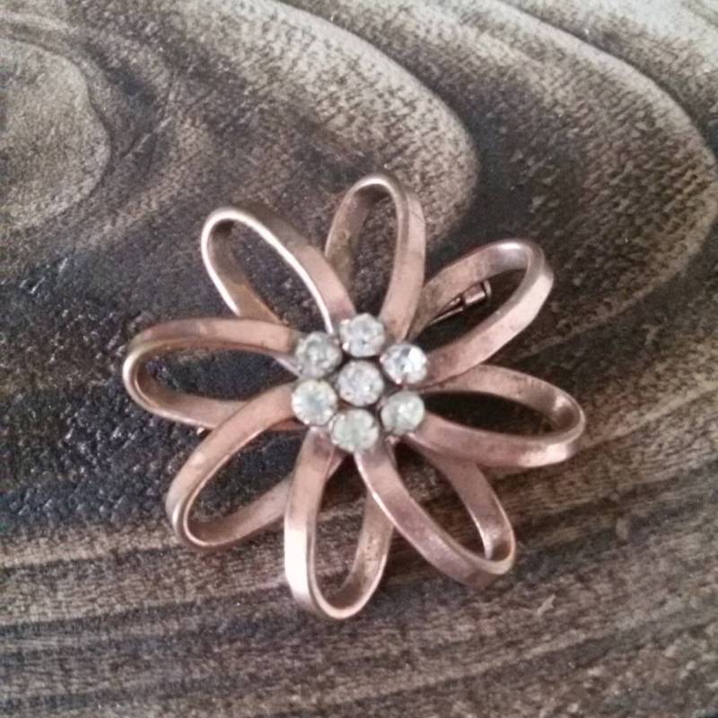 Vintage Blumenbrosche - Rosa Modern Und Abstrakt Kupfermetall 1940 Bis 1970 von Factory23