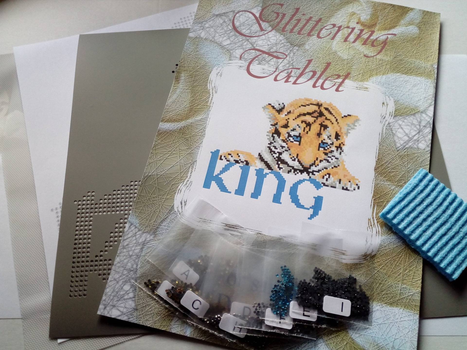 Glittering Tablet Bügelbild King 28 X 24 cm Glittering Tablet Bügelbild King 28 X 24 cm von FactoryofAiD