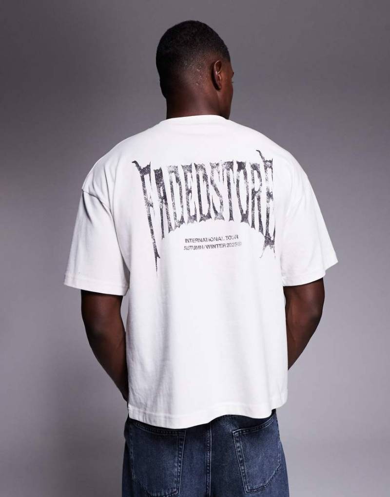 Faded Store - Cropped-T-Shirt in Weiß mit Frakturschrift-Buchstaben-Print auf der Rückseite von Faded Store