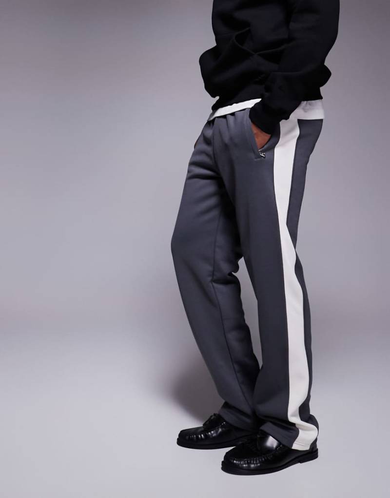 Faded Store - Jogginghose in Anthrazit mit farblich abgesetztem Seitenstreifen und weitem Bein-Grau von Faded Store