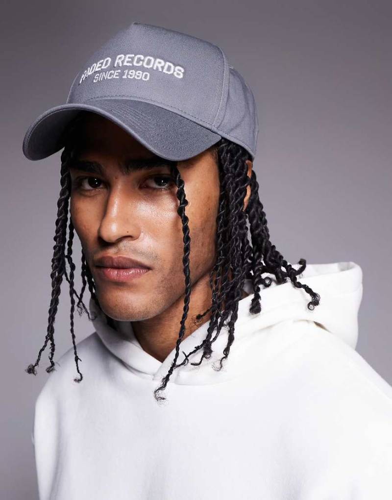 Faded Store - Kappe in Anthrazit mit „Record Studio"-Schriftzug-Grau von Faded Store