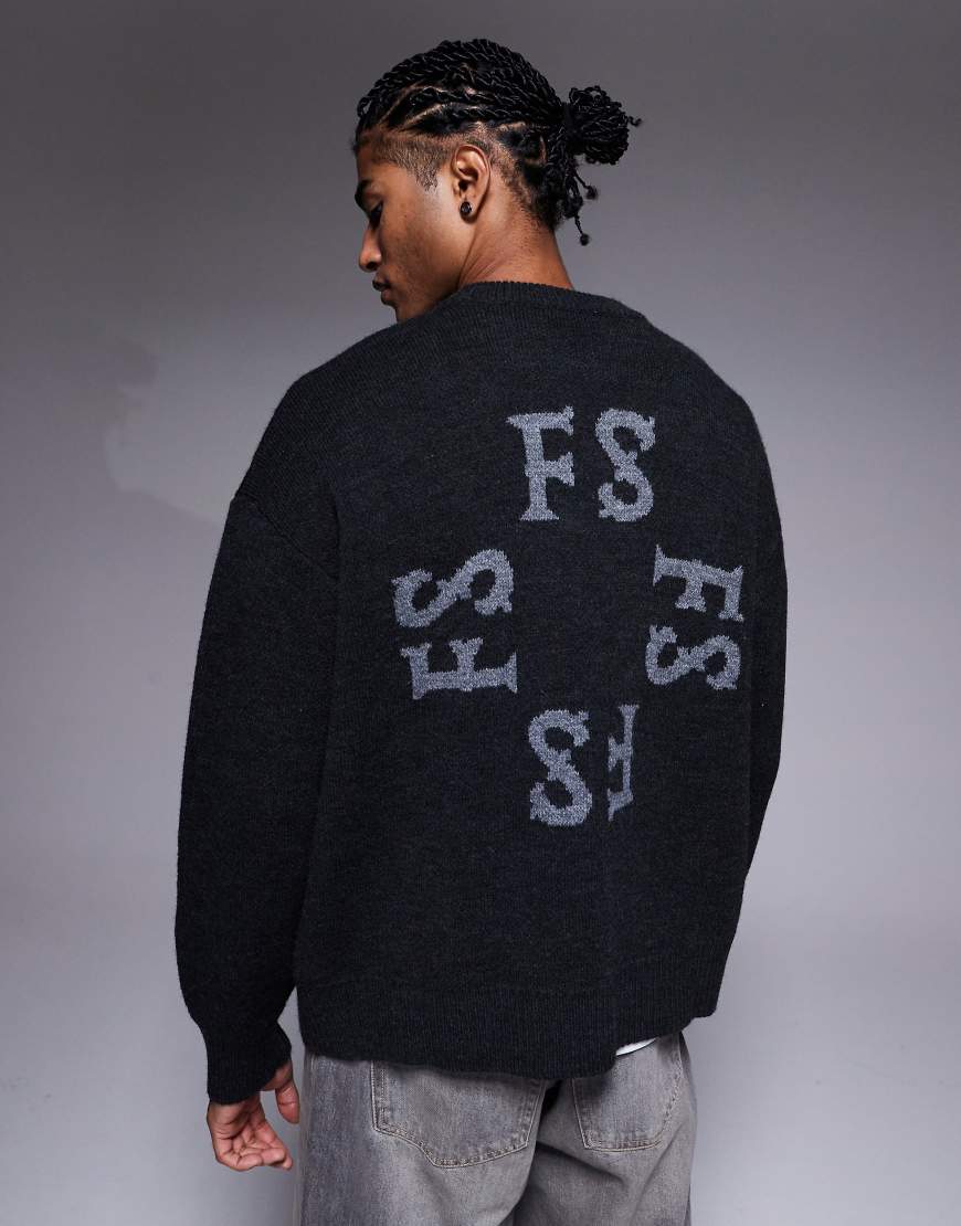 Faded Store - Strickpullover in Schwarz mit Monogramm-Muster am Rücken und Rundhalsausschnitt von Faded Store