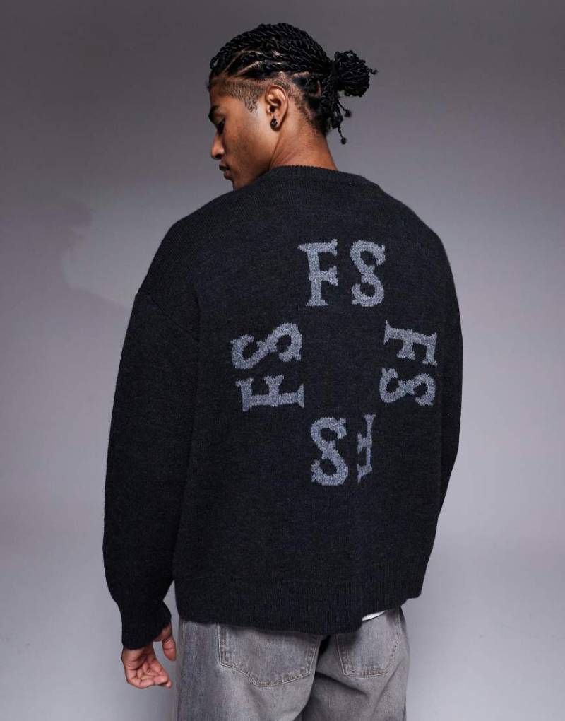 Faded Store - Strickpullover in Schwarz mit Monogramm-Muster am Rücken und Rundhalsausschnitt von Faded Store