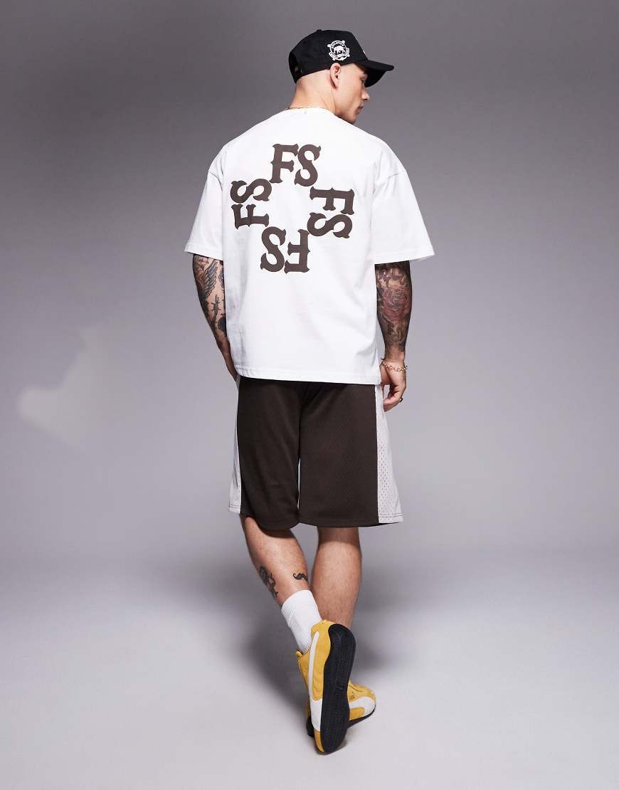 Faded Store - T-Shirt in Cremeweiß mit Monogramm-Print auf dem Rücken von Faded Store