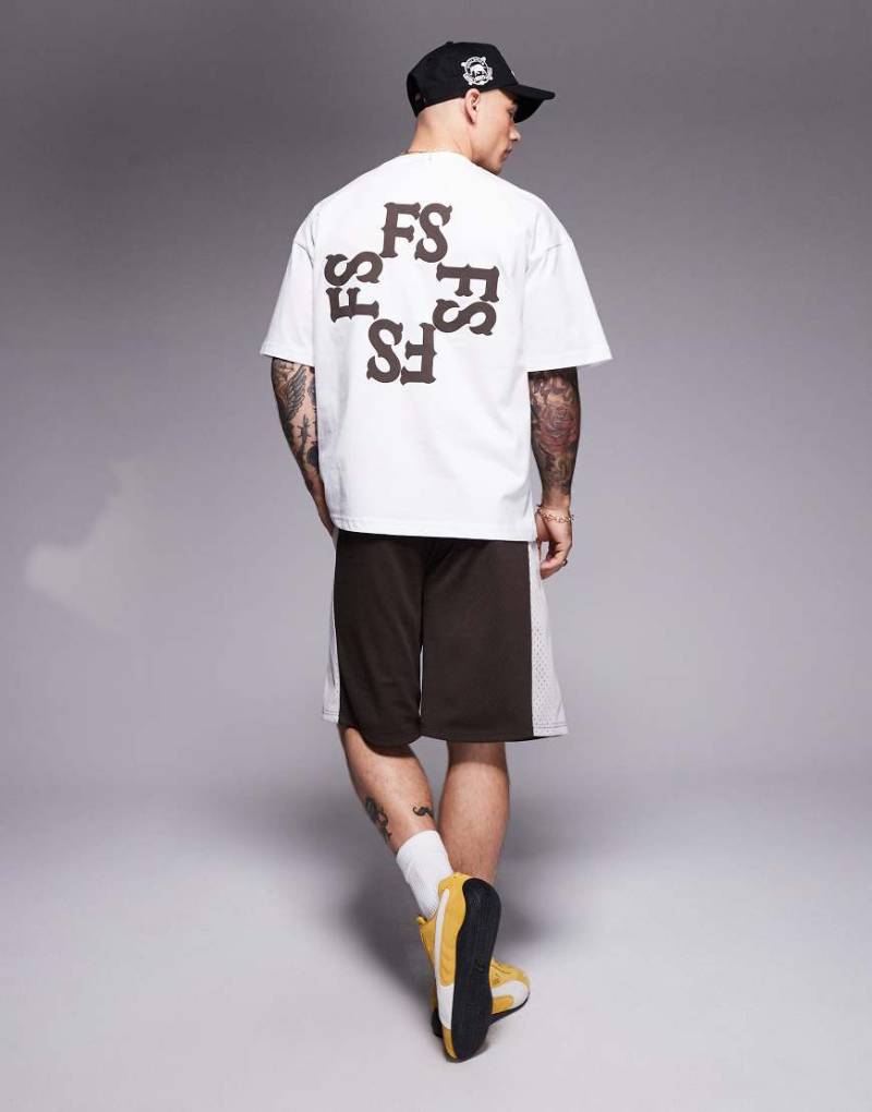 Faded Store - T-Shirt in Cremeweiß mit Monogramm-Print auf dem Rücken von Faded Store