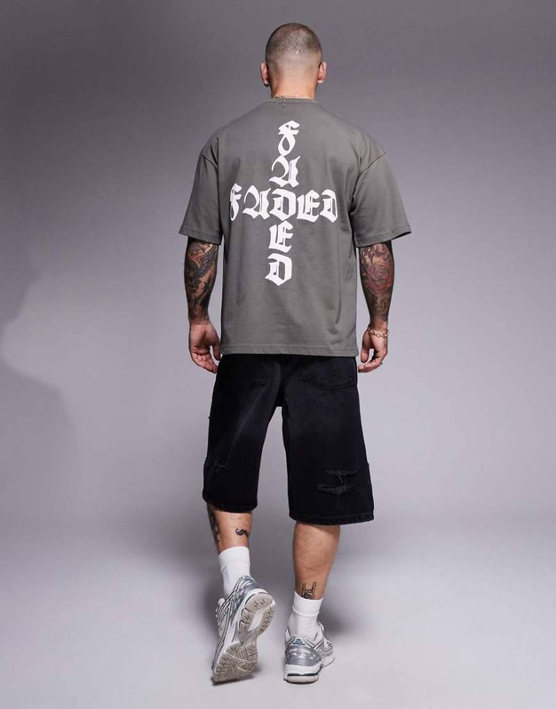 Faded Store - T-Shirt in Olivgrün mit Logo-Schriftzug hinten von Faded Store