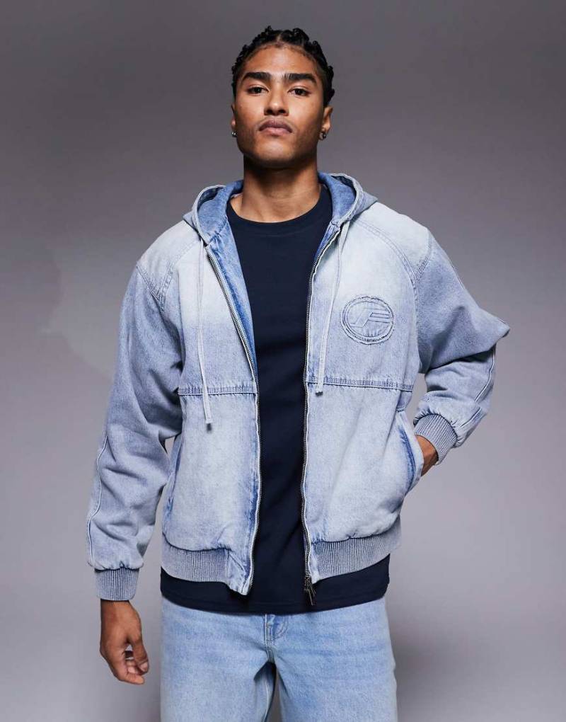 Faded Store - Wattierte Jeansjacke in Blau mit Kapuze von Faded Store