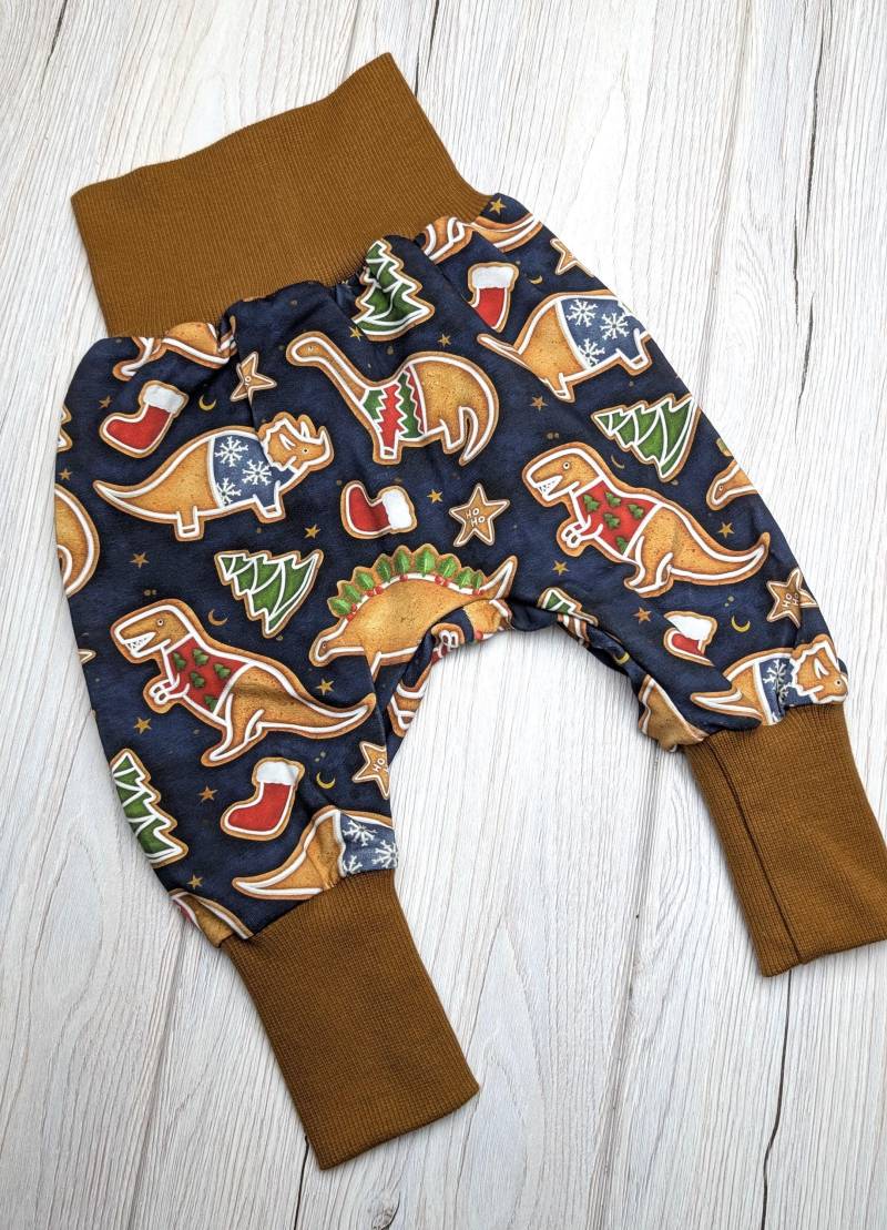 Handgemachtes Baby-Set Pumphose + Halstuch Mütze Gr. 44-104 - Weihnachten, Winter, Weihnachtsdinos, Lebkuchen, Dino, Dinosaurier von FadenTwist