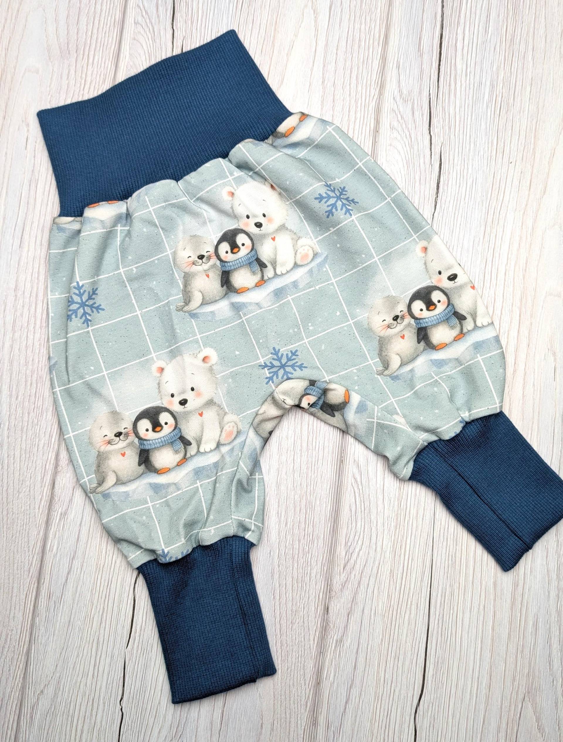 Handgemachtes Baby-Set Pumphose + Halstuch Mütze Gr. 44-104 - Weihnachten, Winter, Winterfreunde, Bär, Pinguin, Robbe von FadenTwist
