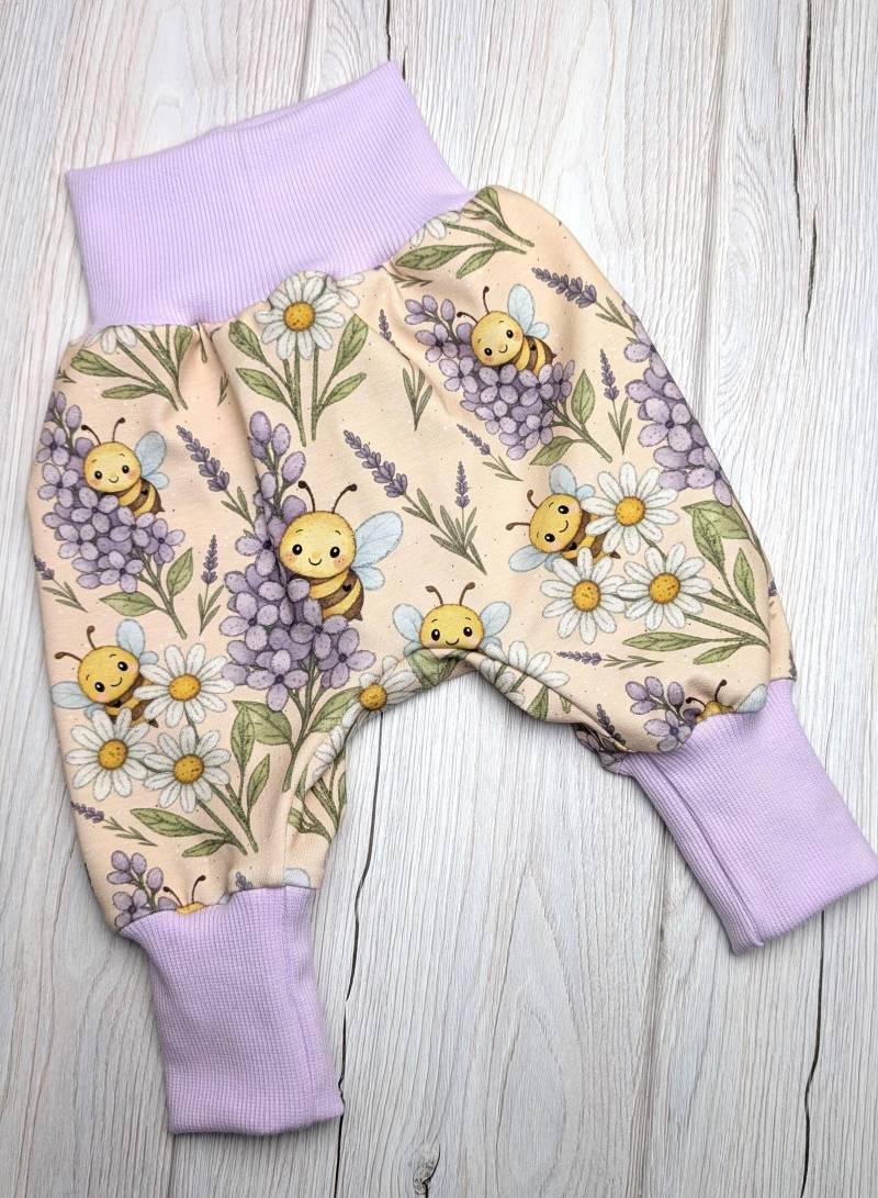 Handgemachtes Babyset Pumphose + Halstuch Mütze Gr. 44-104 - Bienen Und Blumen, Sommer Frühling Hose Baby, Tiermotiv Kinderhose von FadenTwist