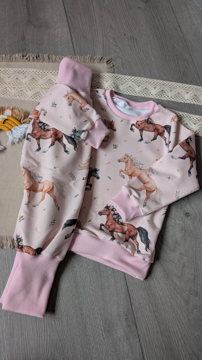 Islandpferde Baby, Kinder Set - Kuscheliger Pullover & Pumphose Mit Tölt-Pferden von FadenTwist